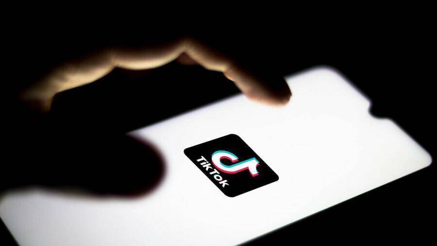 Телефон с изображением логотипа TikTok на экране