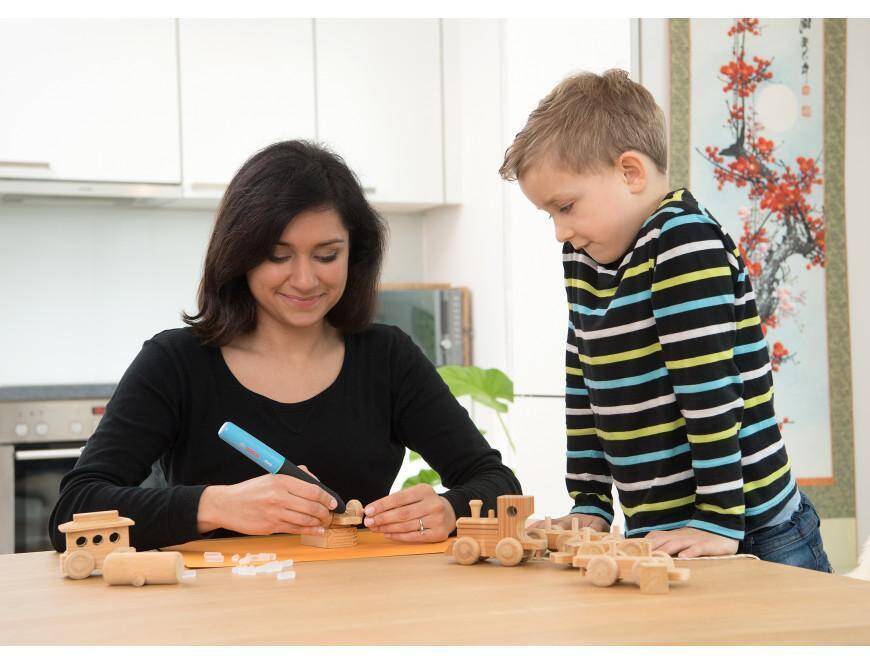 5 необычных гаджетов для школьников и студентов 9 Мать и ребенок играют с деревянными игрушками на кухне