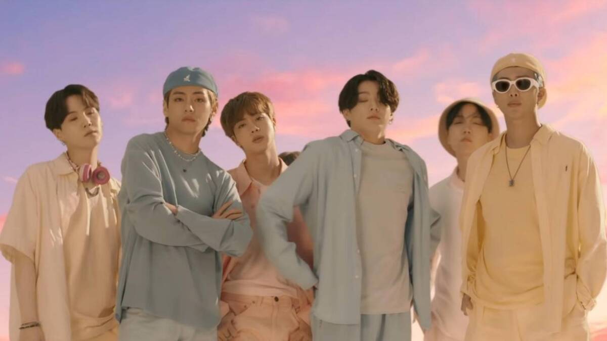 Группа BTS на фоне розового закатного неба