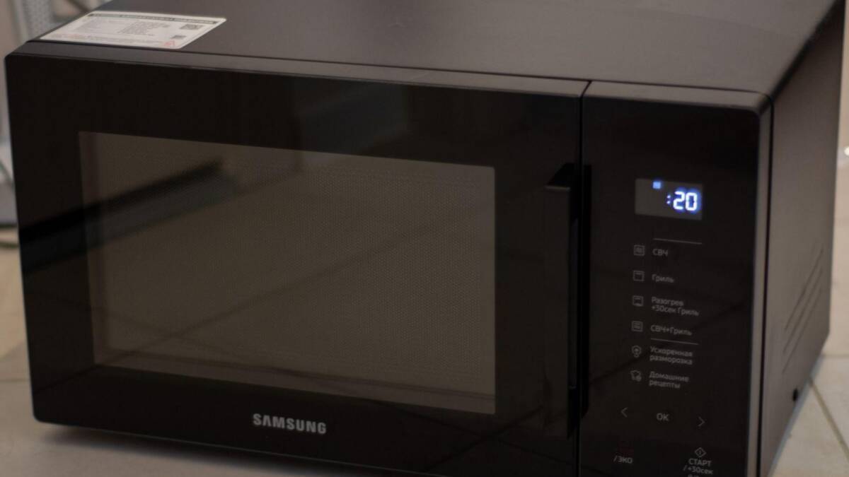 Микроволновая печь Samsung с цифровым дисплеем и дверцей