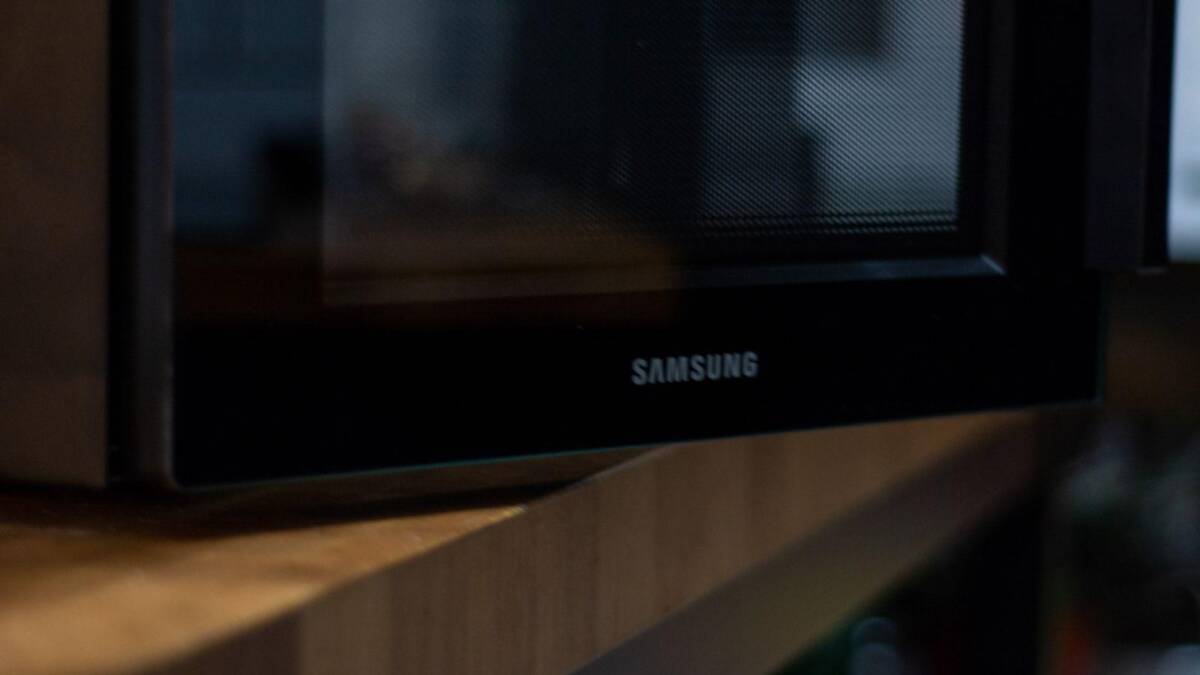 Бачок микроволновой печи Samsung на деревянной поверхности