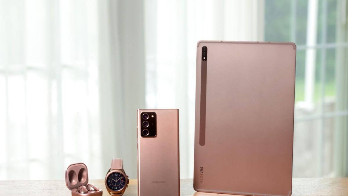 Вот, что показал Samsung на Galaxy Unpacked 2020 8 Смартфон Samsung Galaxy Note 20 и аксессуары на столе