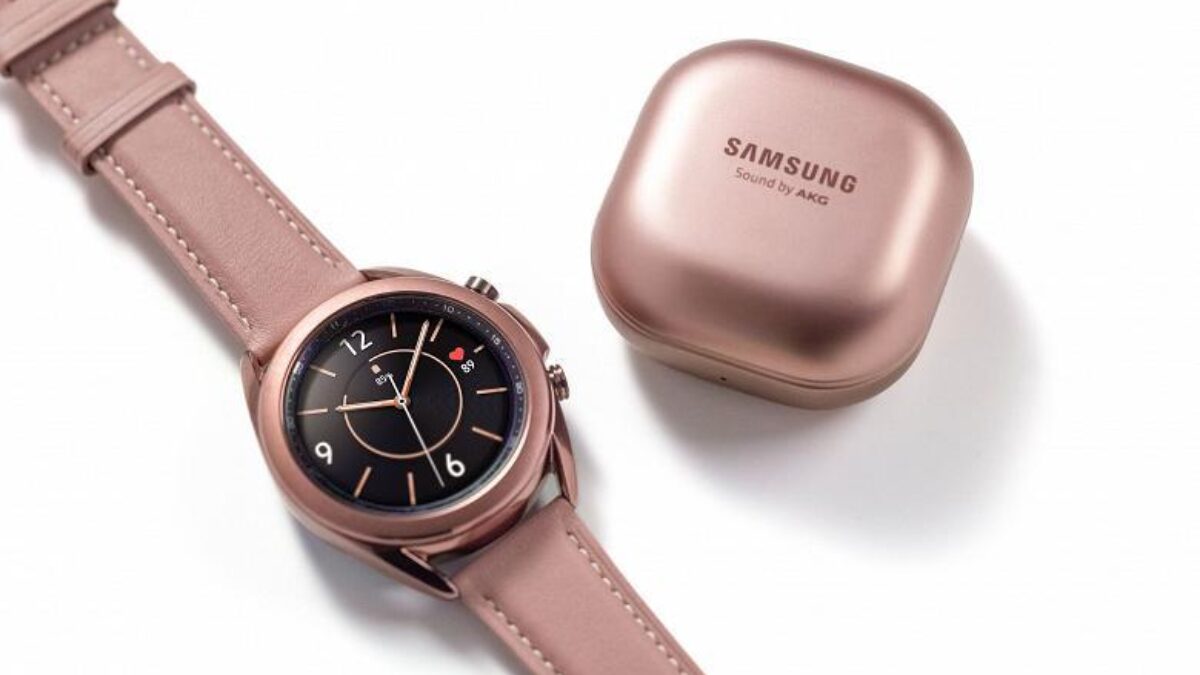 Розовые Samsung Galaxy Watch 3 с ремешками на руке и наушники AKG в кейсе