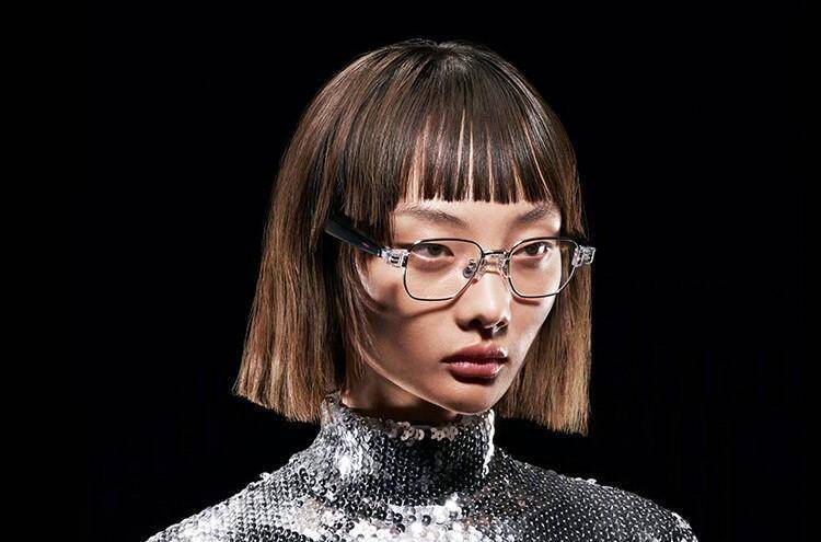 Huawei представила умные очки Huawei x Gentle Monster Eyewear II за 362 доллара 4 Девушка с короткой стрижкой и очками на черном фоне