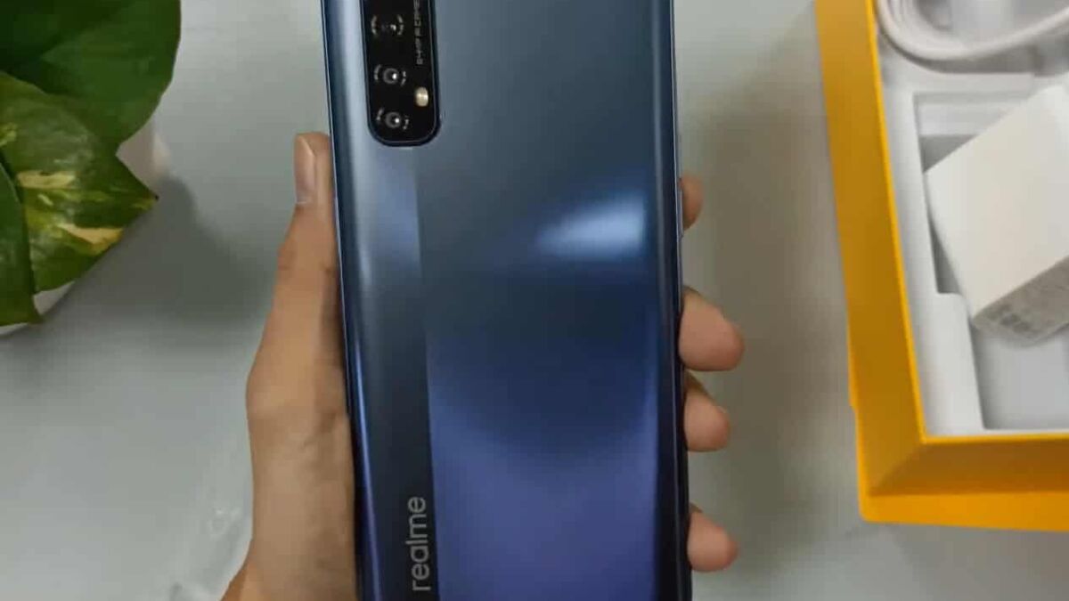 Задняя панель смартфона realme с вертикальным модулем камер