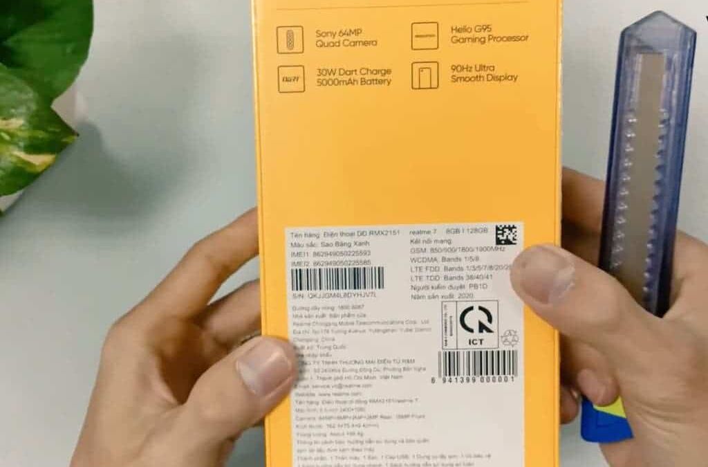 Задняя часть упаковки Realme 7 с информацией и штрихкодом