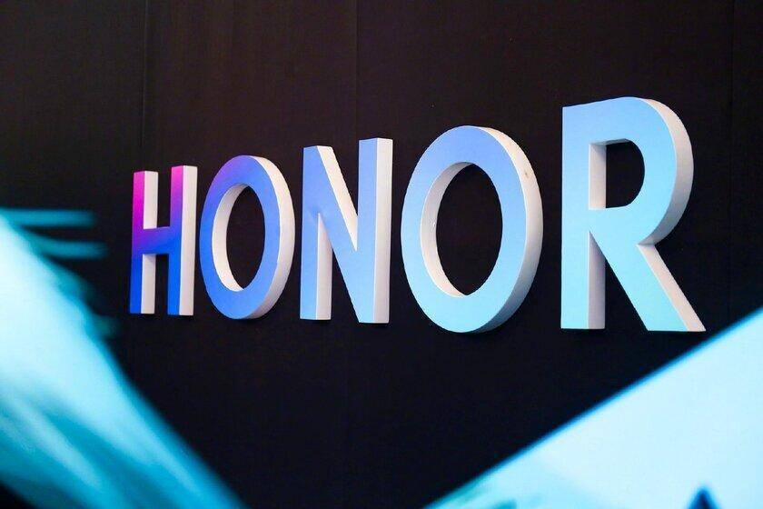 Объемное название HONOR с яркими голубыми и фиолетовыми подсветками