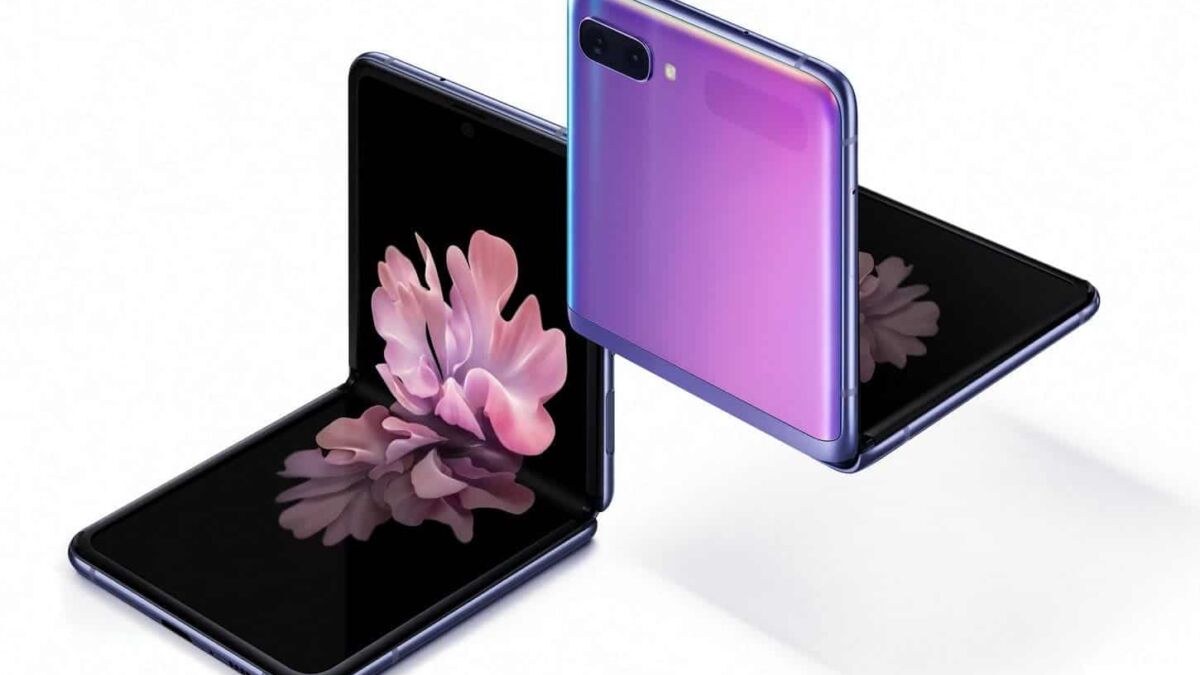 Смартфон Samsung Galaxy M51 в сложенном положении с задним видом