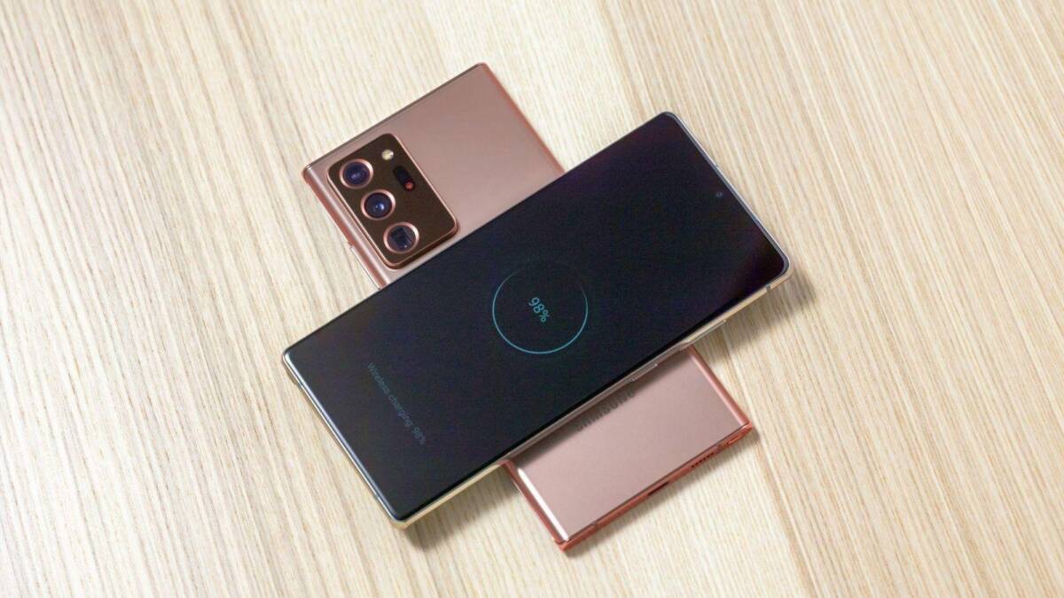 Samsung Galaxy Note20 Ultra с задней камерой на светлом столе