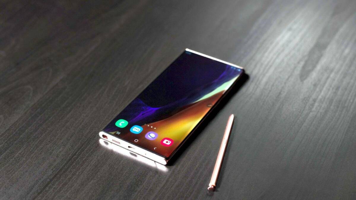 Вот, что показал Samsung на Galaxy Unpacked 2020 7 Складной смартфон Samsung Galaxy Fold на черном столе с карандашом