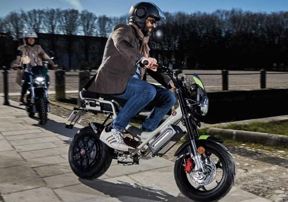 Человек едет на электросамокате Xiaomi в парке