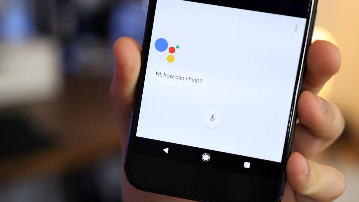 Смартфон Google помощник на экране с текстом