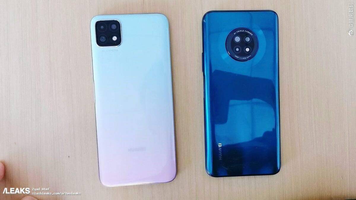 Два смартфона Huawei сзади, один с тремя камерами