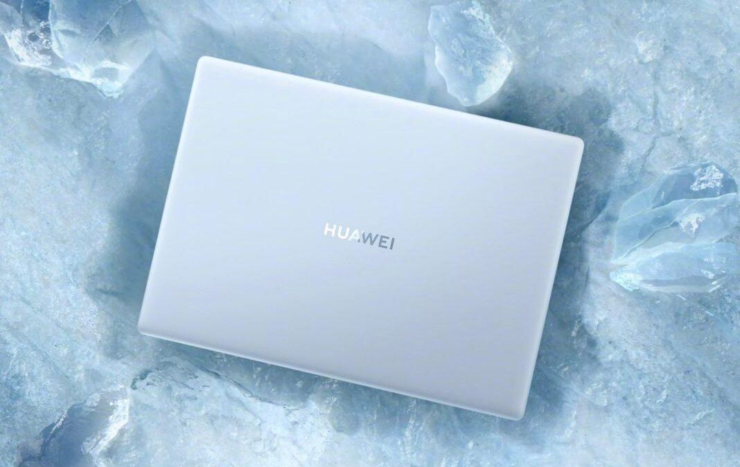 белый ноутбук Huawei на ледяной поверхности