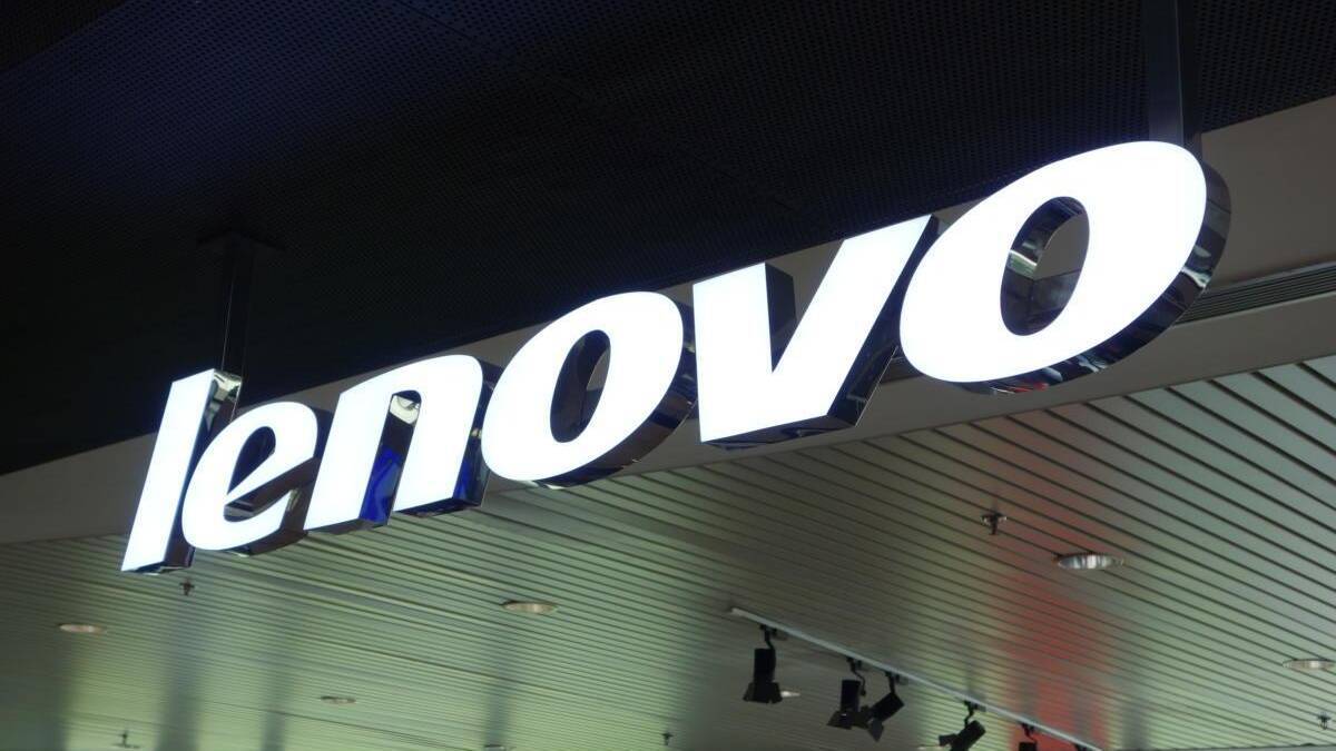 Вывеска Lenovo с яркой подсветкой в торговом центре