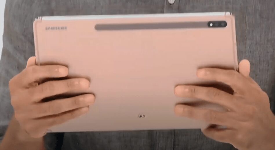 Samsung анонсировал планшеты Galaxy Tab S7 и S7+ 11 Женщина с темными волосами и очками держит телефон Nokia N-Gage