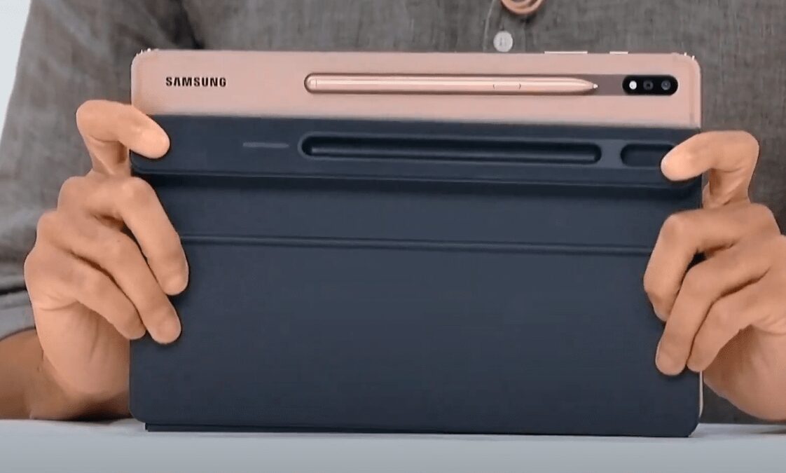 Черная виниловая пластинка и защитный конверт с вырезом в форме звезды