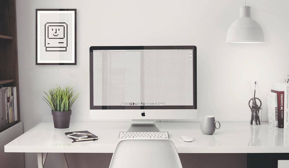 Рабочий стол с компьютером iMac и аксессуарами
