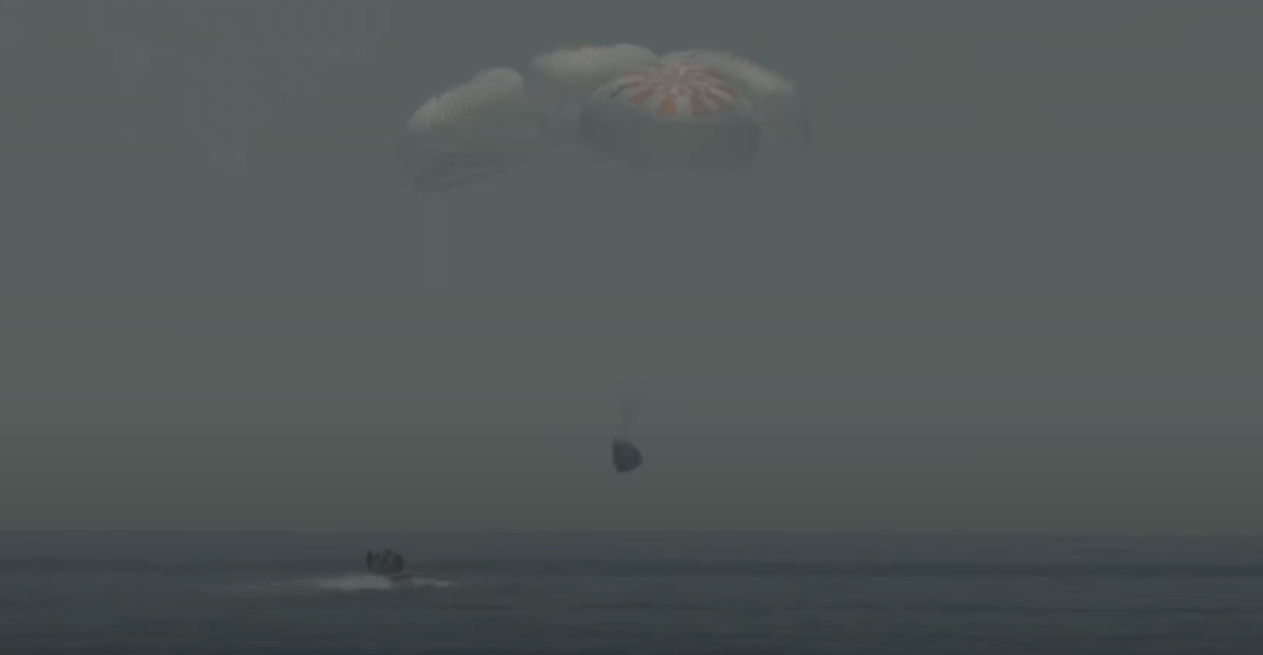 Космический корабль SpaceX Crew Dragon вернулся на Землю 3 image
