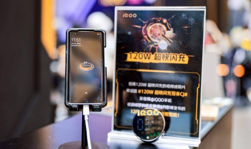 Смартфон с зарядным устройством и информационной табличкой