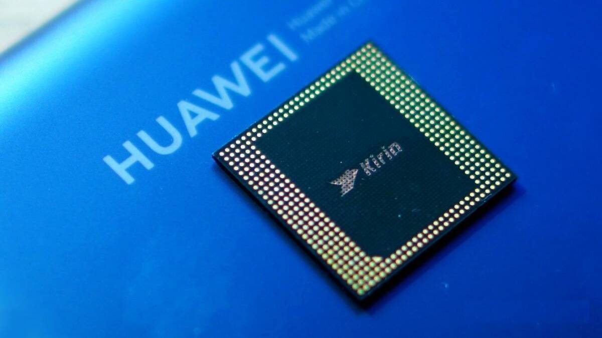 Процессор Kirin 1000 на плате с множеством контактов