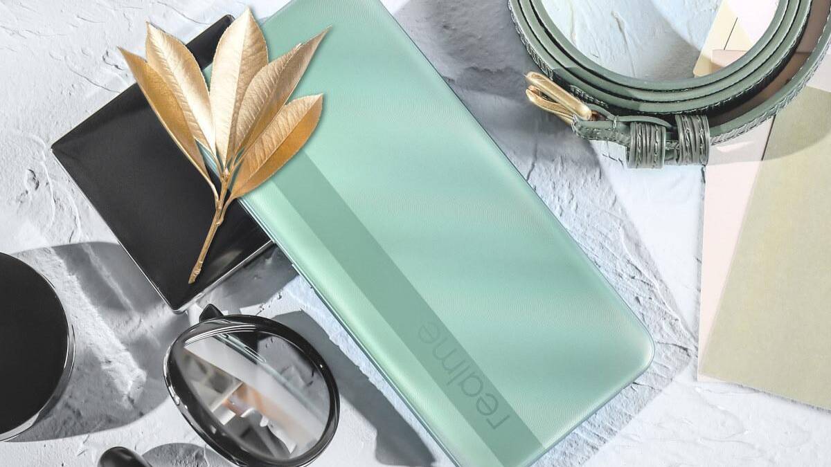 Realme C11 представят в Европе 26 августа 5 Экран ноутбука Lenovo с лежащими рядом зеркалом и украшением