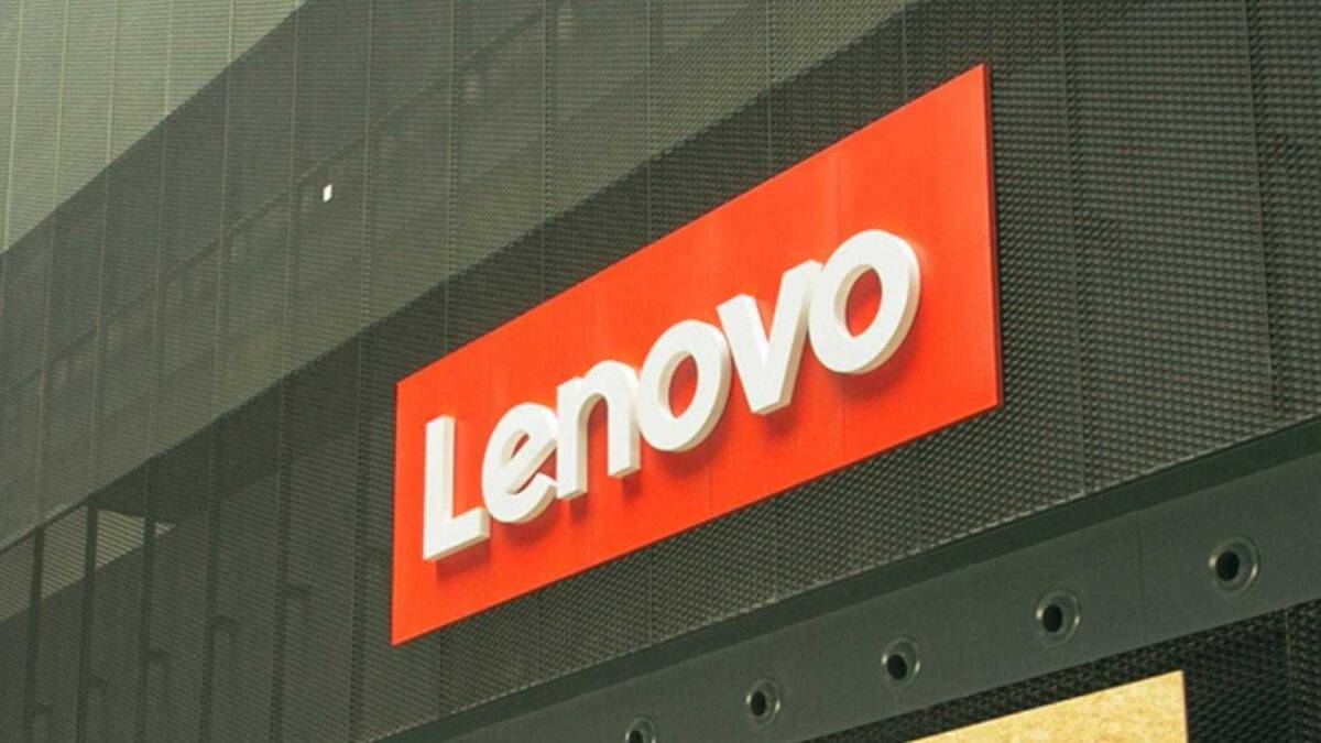 Крупная яркая вывеска Lenovo на фасаде здания