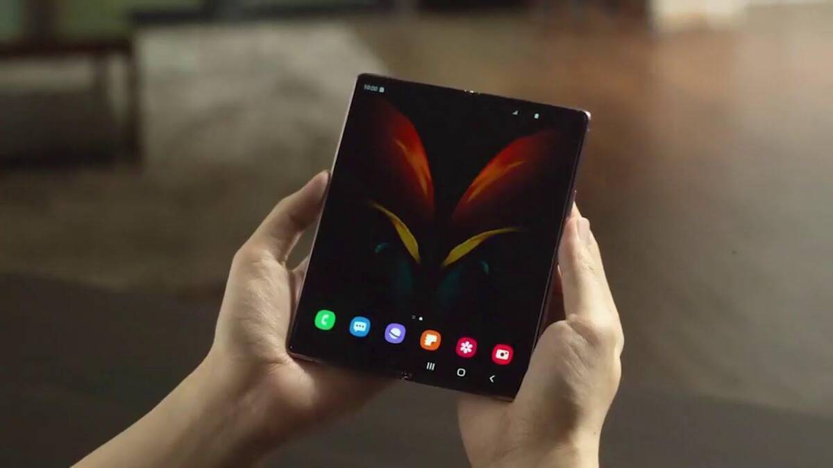 Складной телефон Samsung Galaxy Z Fold 2 в руках пользователя