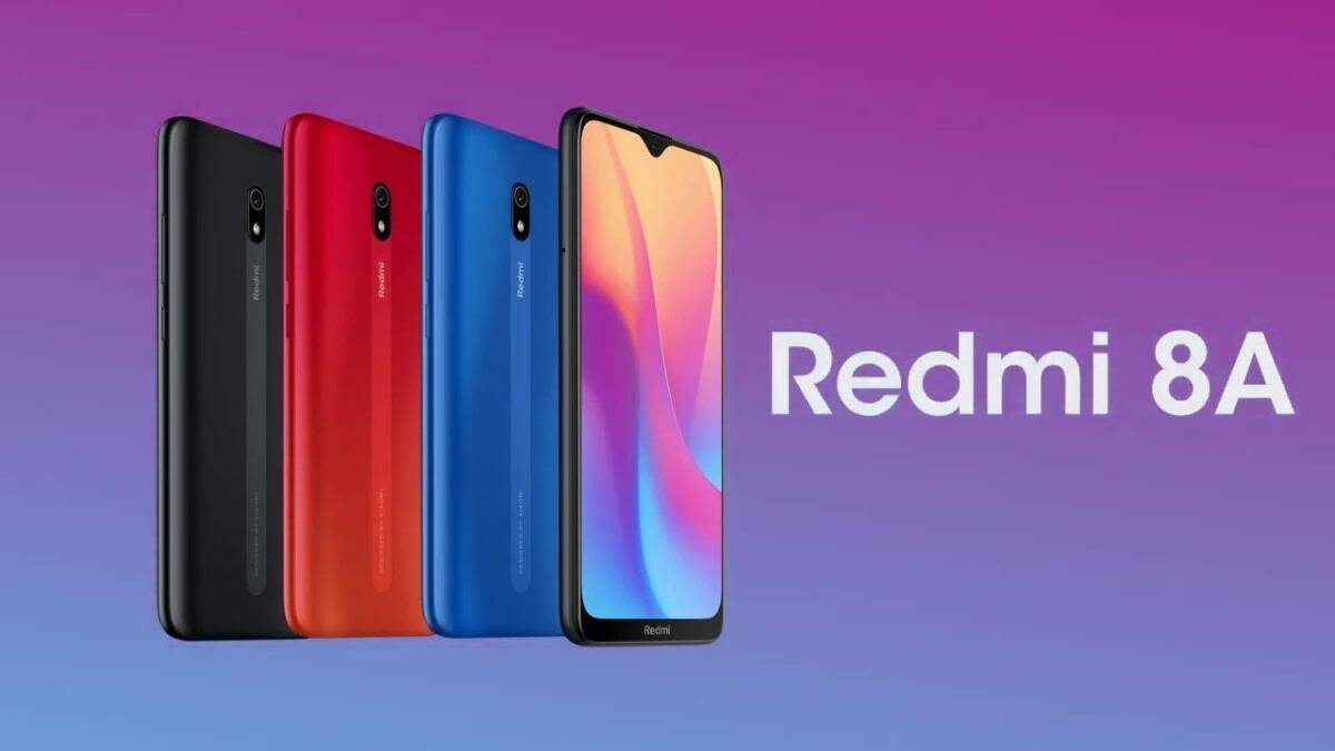 На изображении представлены четыре смартфона Redmi 8A разных цветов с задней стороны и передним дисплеем