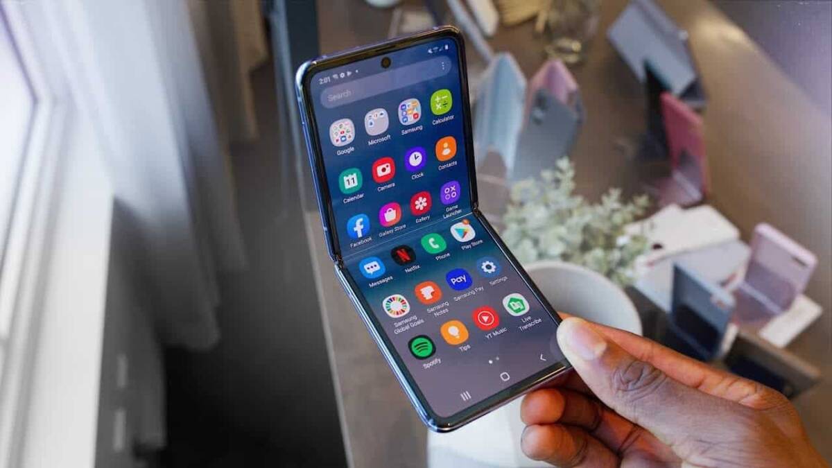 Samsung планирует выпустить бюджетный складной смартфон 5 Новый автомобиль ГАЗ-2-4 на презентации с людьми и задним фоном