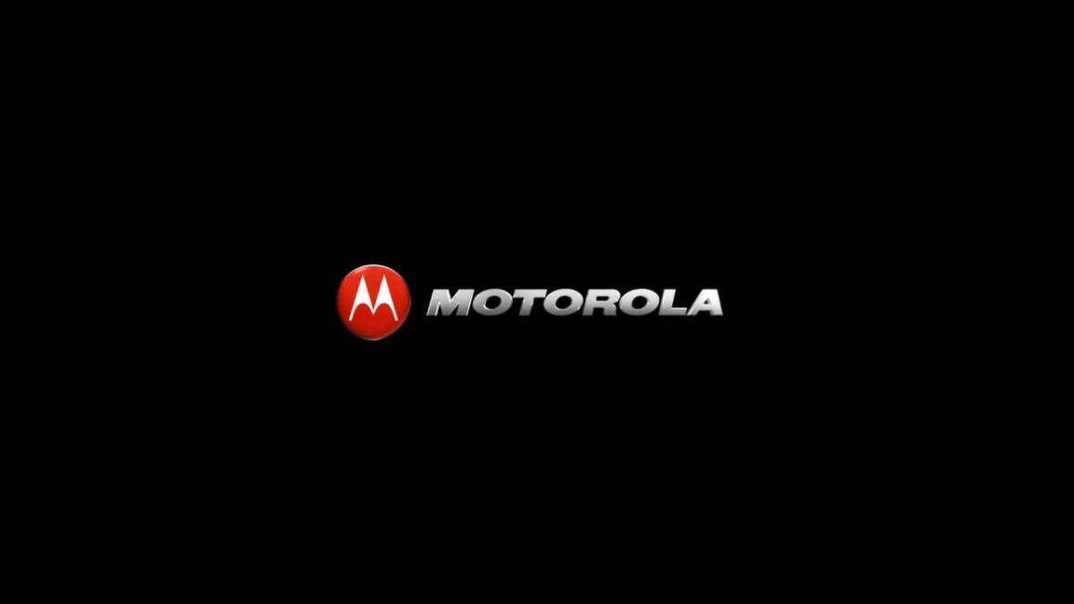 Черный экран с логотипом Motorola и названием Moto G9