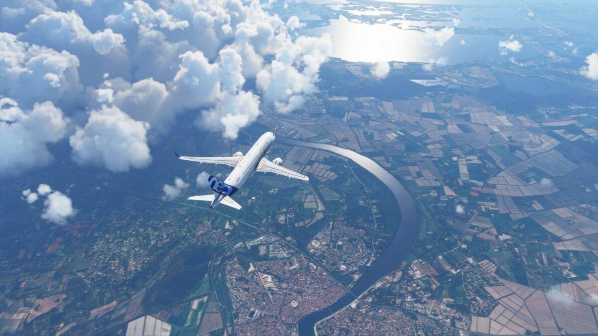 Самолет Airbus A350 в полете над землей и облаками