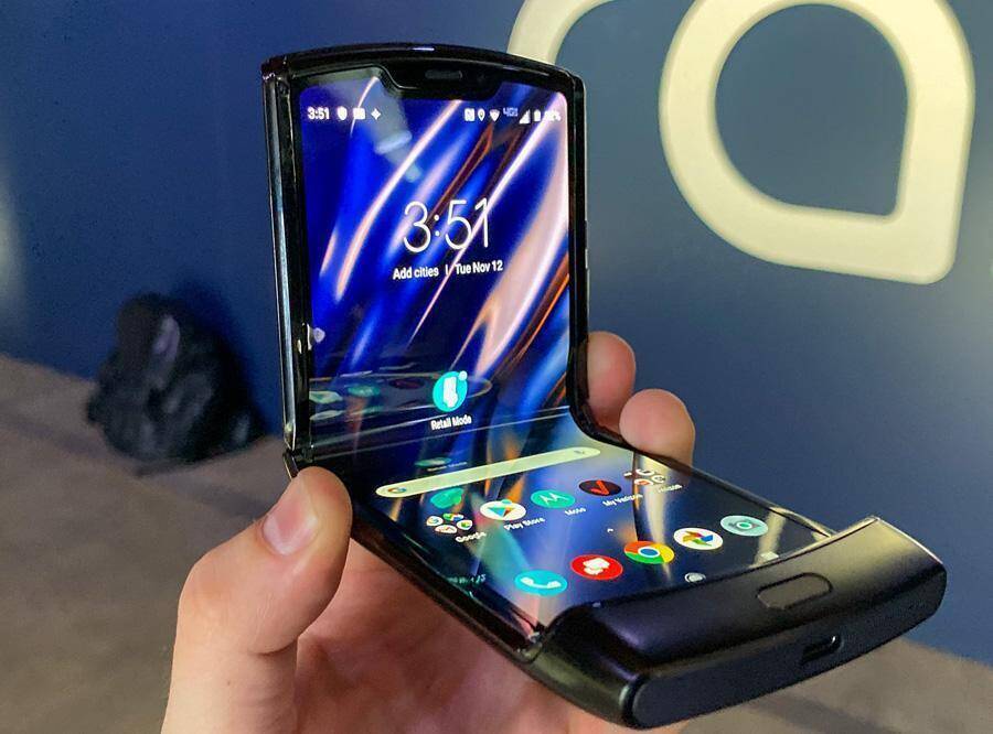 Складной смартфон Motorola раскрытый, экран с иконками приложений