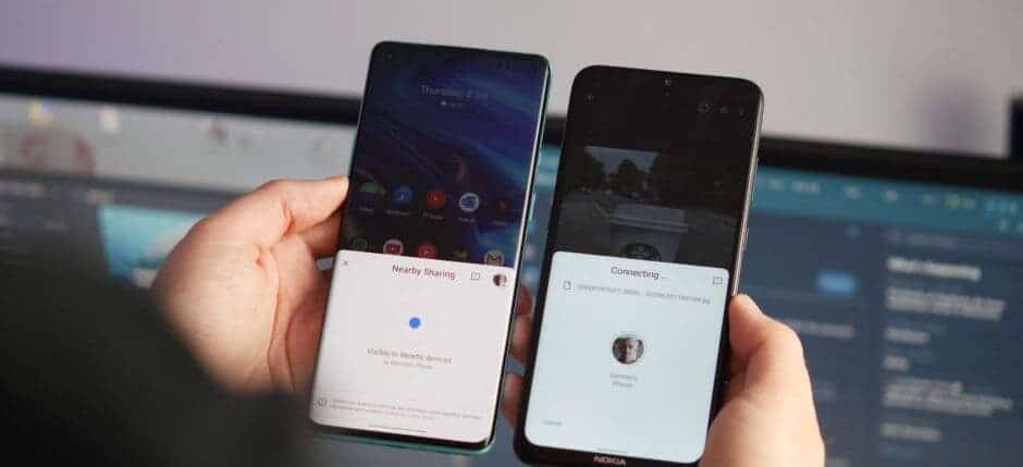 Android получил технологию обмена файлами, аналогичную Apple AirDrop 4 Два смартфона Samsung Galaxy на экране в руке