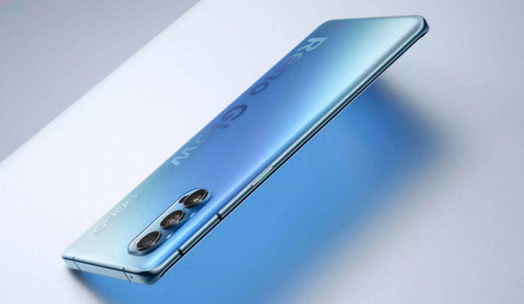 Смартфон OPPO Reno4 с тремя камерами сбоку
