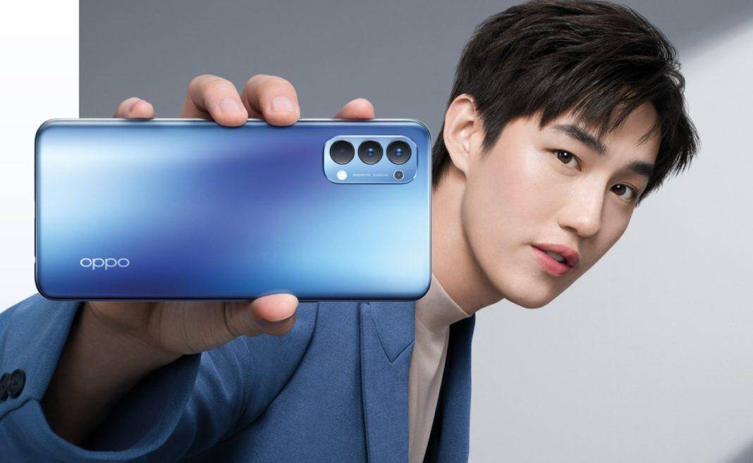 Мужчина держит смартфон OPPO Reno4 крупным планом