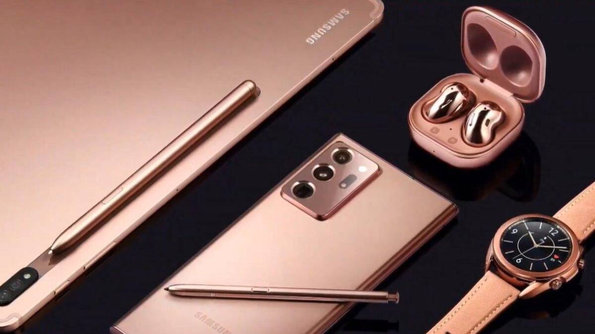Розовые наушники Galaxy Buds Live и смартфон Samsung Galaxy Note 20 Ultra рядом на столе