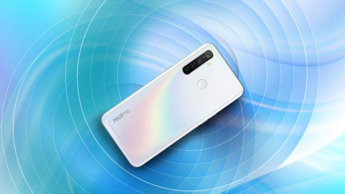 Белый смартфон Xiaomi Mi Mix Alpha с тремя камерами сзади