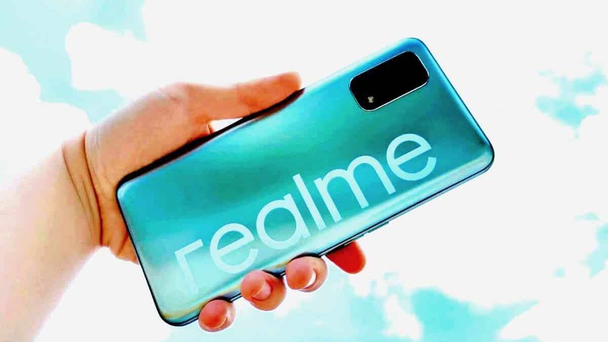 Смартфон Realme V5 в руке с задней панелью