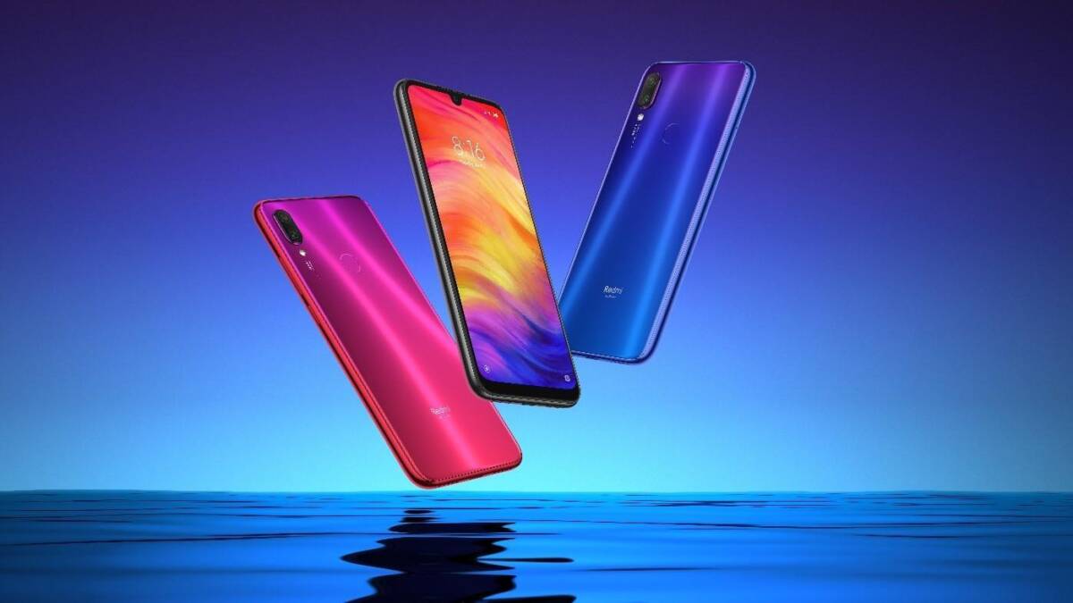 Три смартфона Redmi Note 11 с разноцветными корпусами