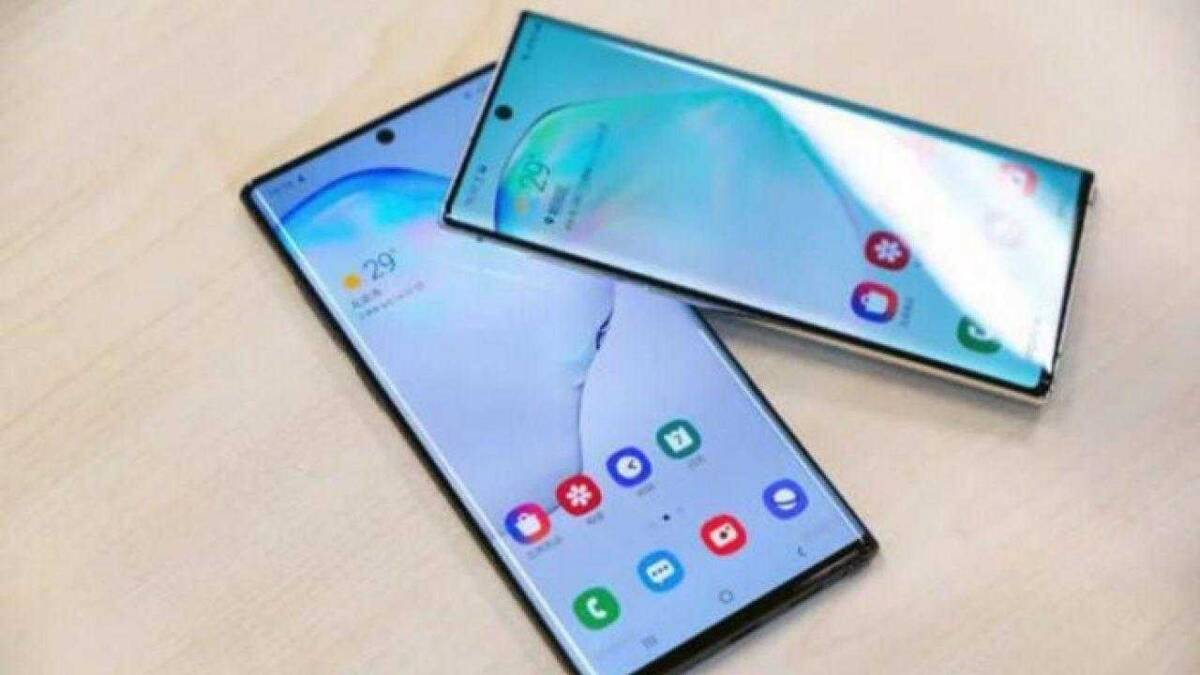 Samsung опубликовала список моделей, которые получат 3 года обновлений OC 7 Два смартфона Samsung Galaxy S22 Ultra на столе