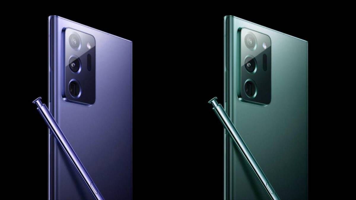 Синий и зеленый смартфоны Samsung Galaxy Note20 Ultra с задней панелью и стилусом