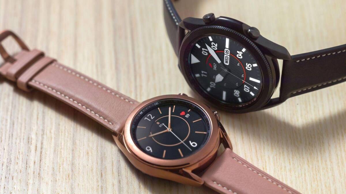 Два смартчаса Samsung Galaxy Watch3 с различными циферблатами и ремешками на деревянной поверхности