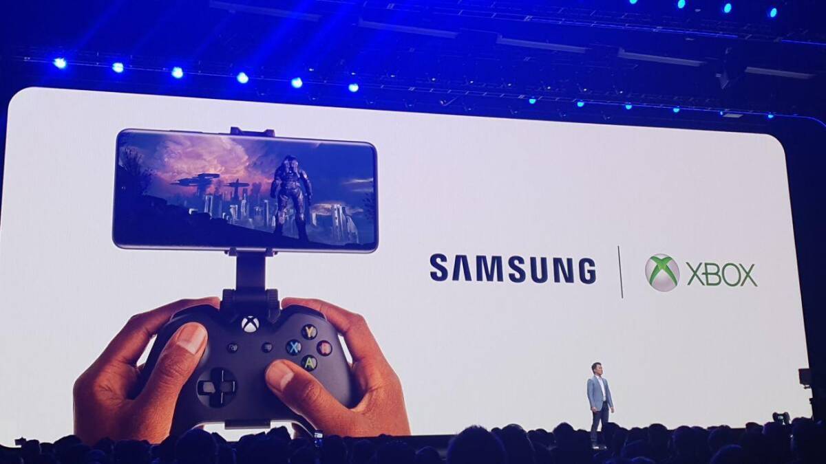 Демонстрация игровой сцены на смартфоне с контроллером Xbox и персонажами из игры