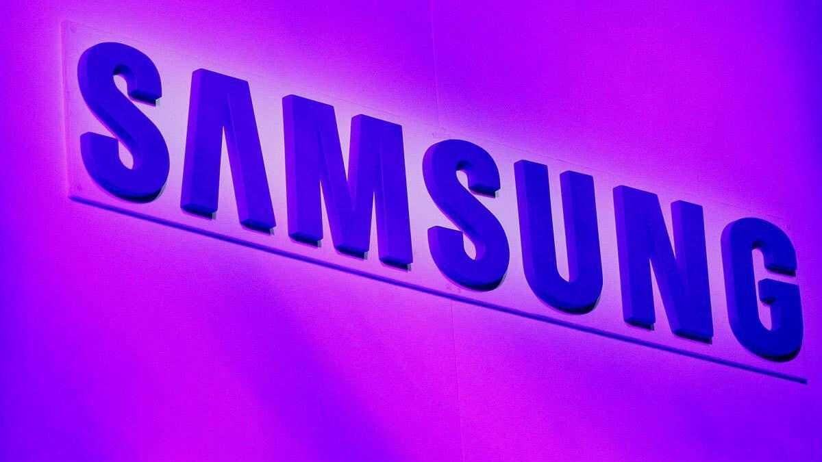 Вывеска с логотипом Samsung на фиолетовом фоне