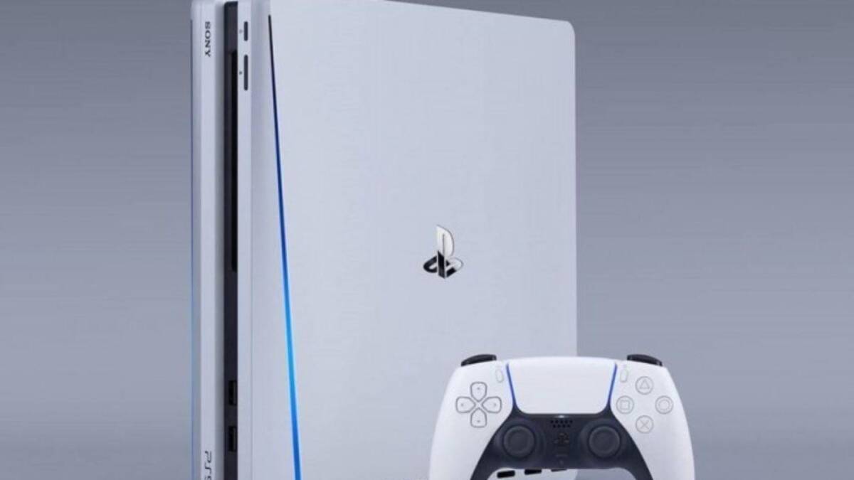 Белая консоль PlayStation 5 с контроллером на фоне