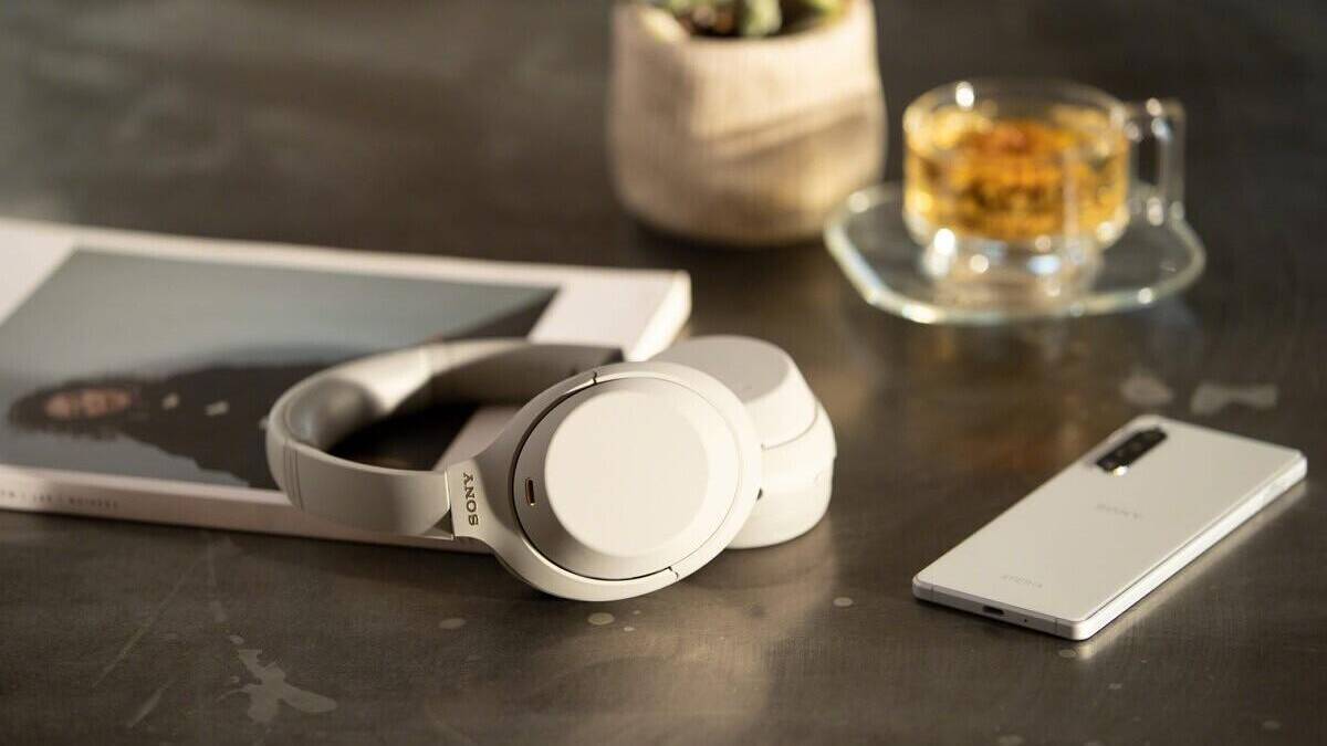 Беспроводные наушники Sony WH-1000XM4 с закрытым дизайном