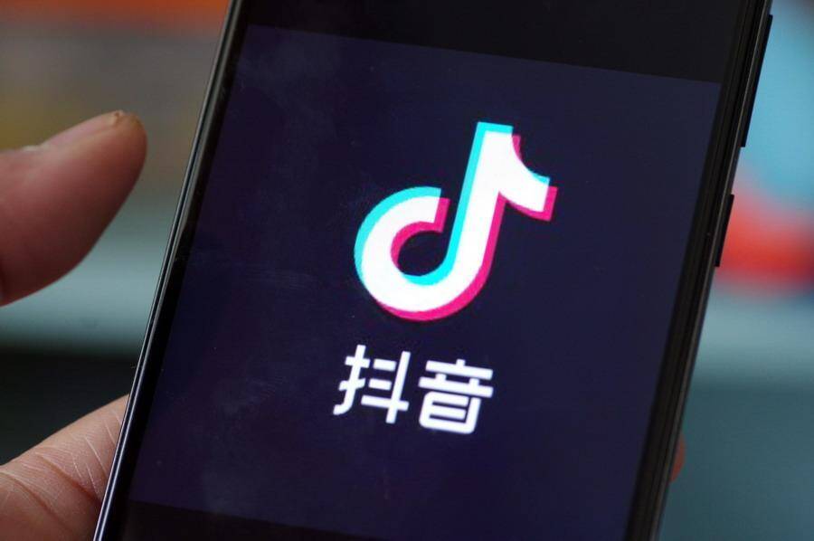 Смартфон с логотипом TikTok на экране гаджета