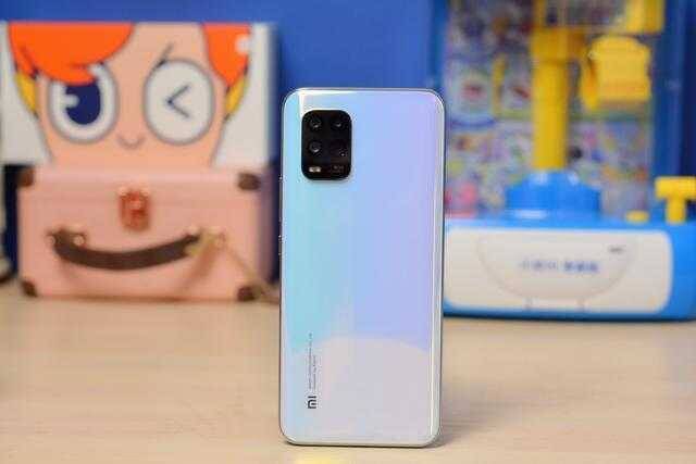 Смартфон Xiaomi с тёмно-голубым градиентным корпусом и тройной камерой на задней панели