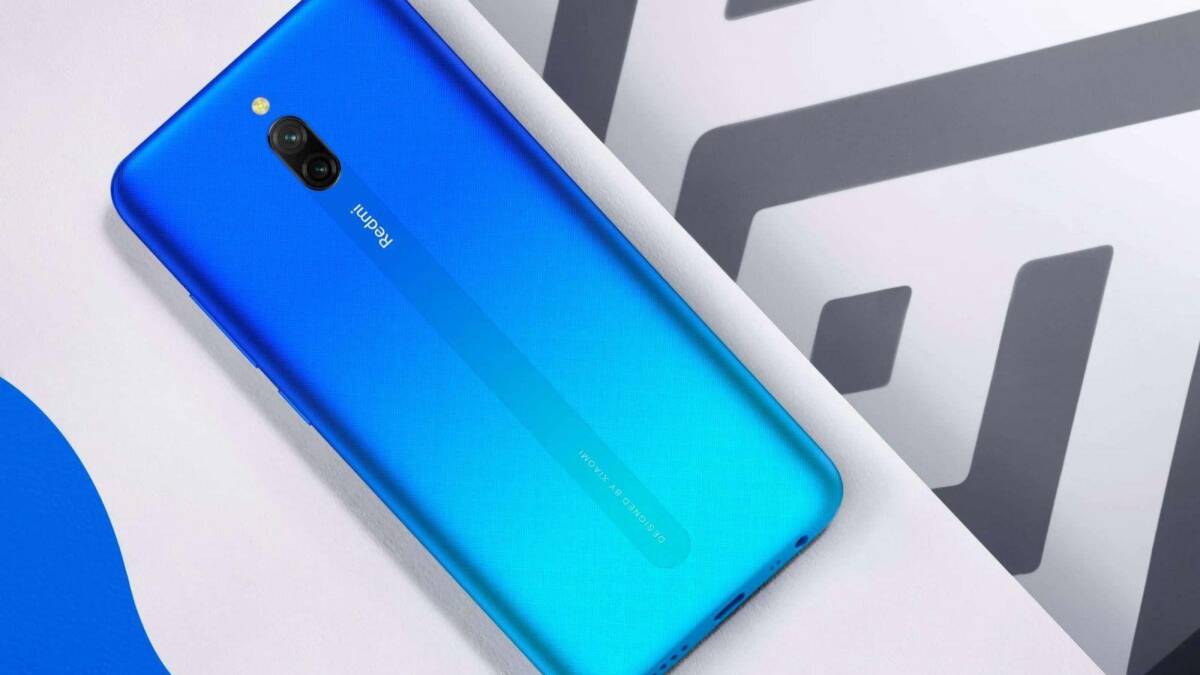 Redmi 8A получает обновление Android 10 по всему миру 5 Синий смартфон Redmi с двойной камерой и надписью Redmi
